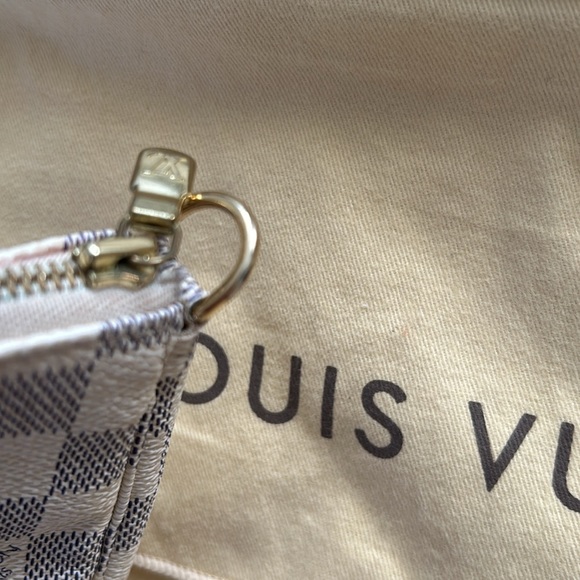 Louis Vuitton Pouchette - Picture 11 of 16